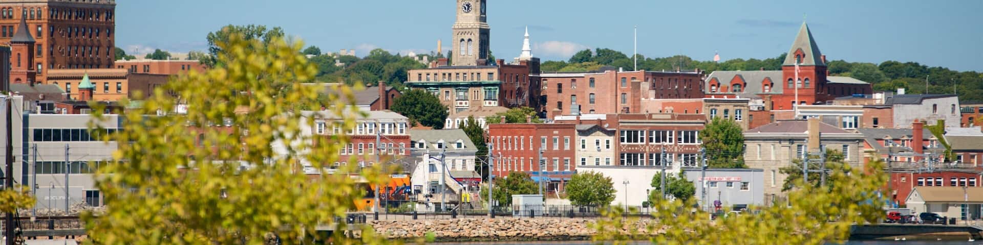 New London que incluye una ciudad y una bahía o puerto