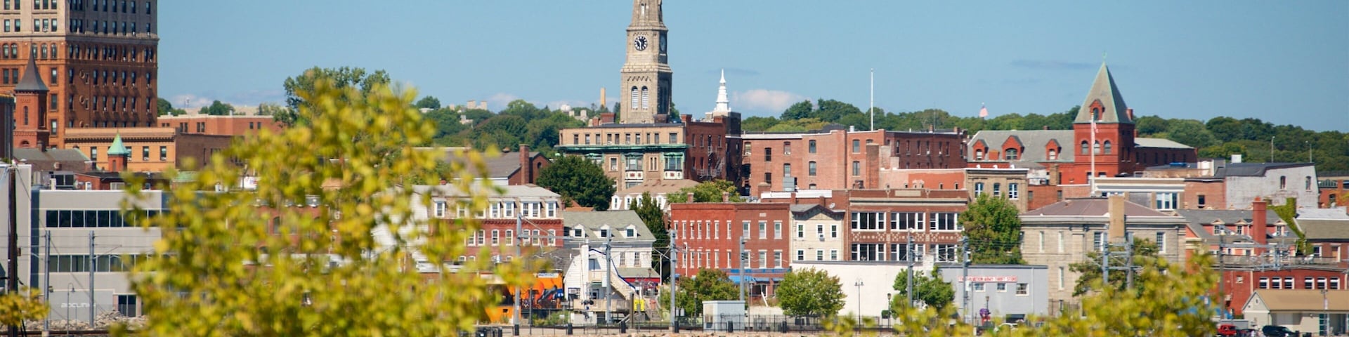 New London mostrando uma cidade e uma baía ou porto