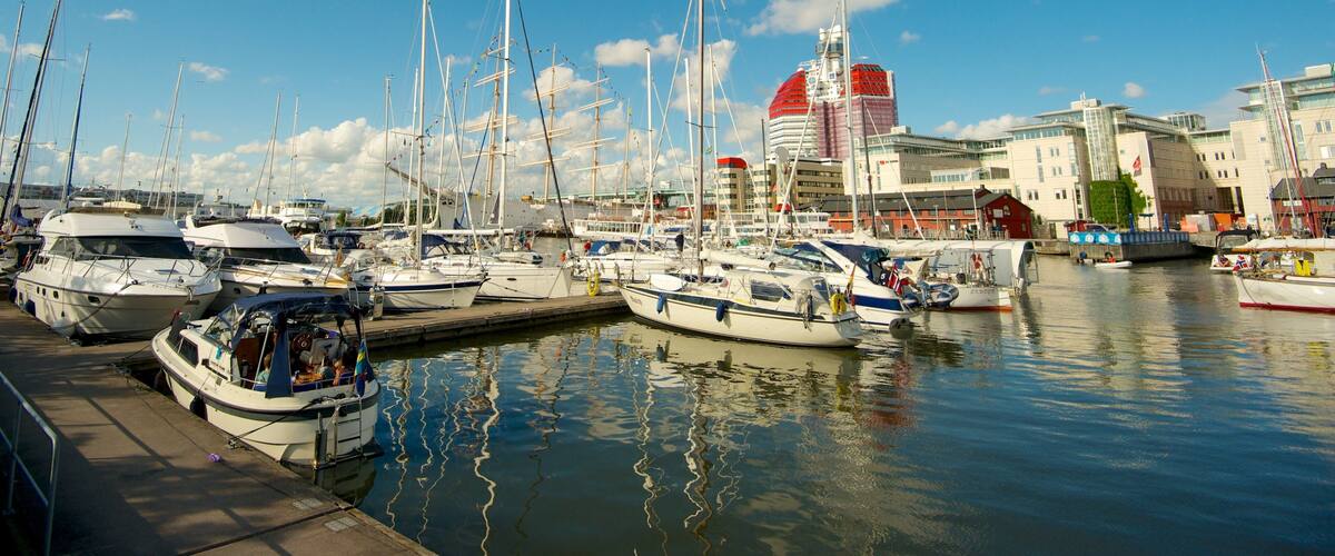 Gotemburgo que incluye una bahía o un puerto y un puerto deportivo