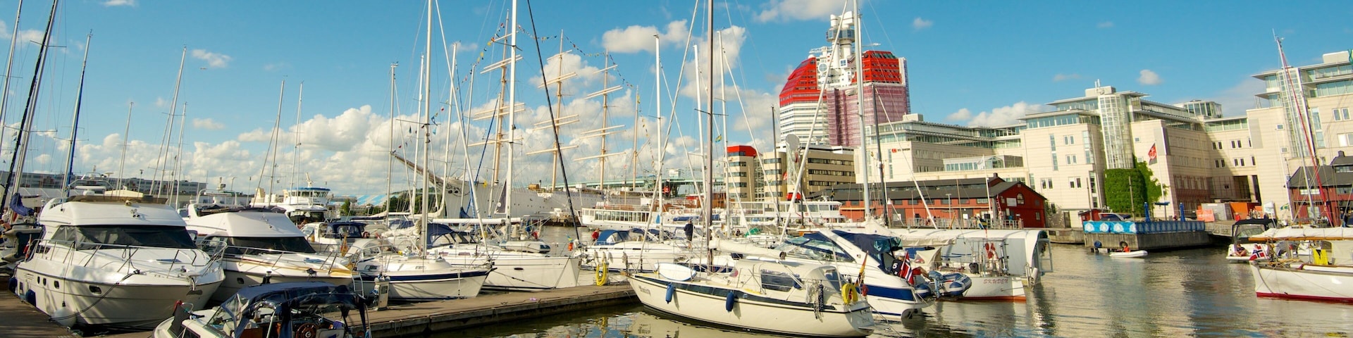 Gothenburg showing a bay or harbor and a marina