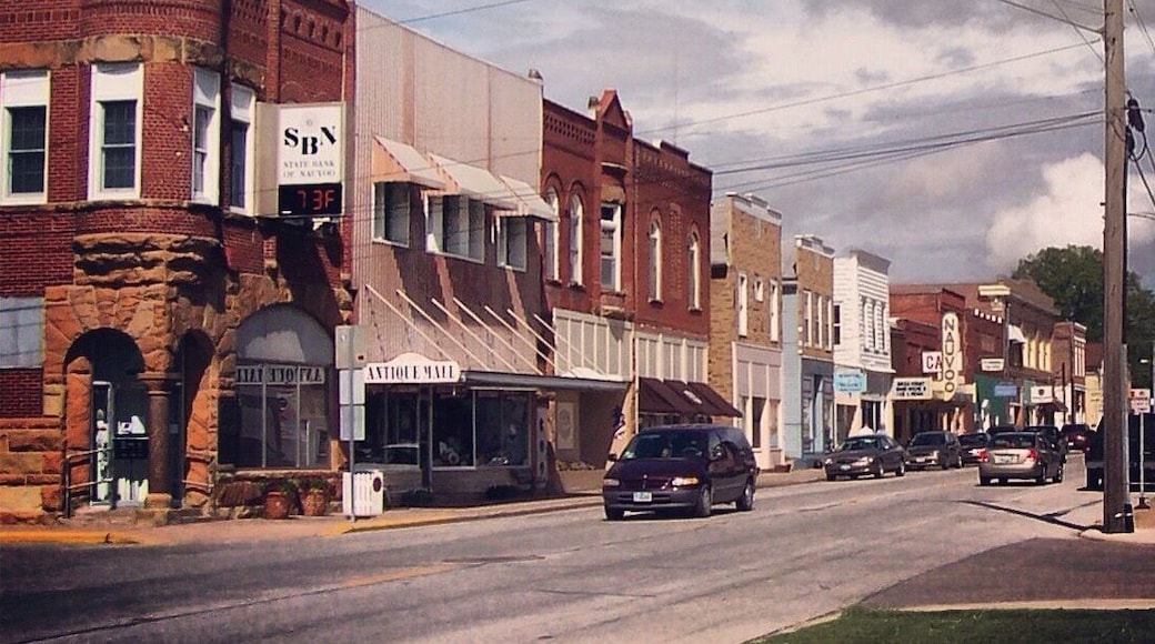Downtown #nauvoo. A town probably on famous to Mormons. I miss living in the Midwest, but wouldn't trade my mountains for the world. I just loved living in or outside towns that looked like this.