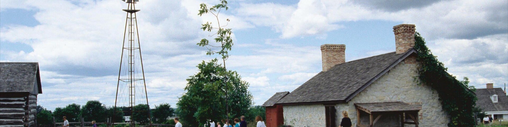 Green Bay which includes a garden and heritage architecture