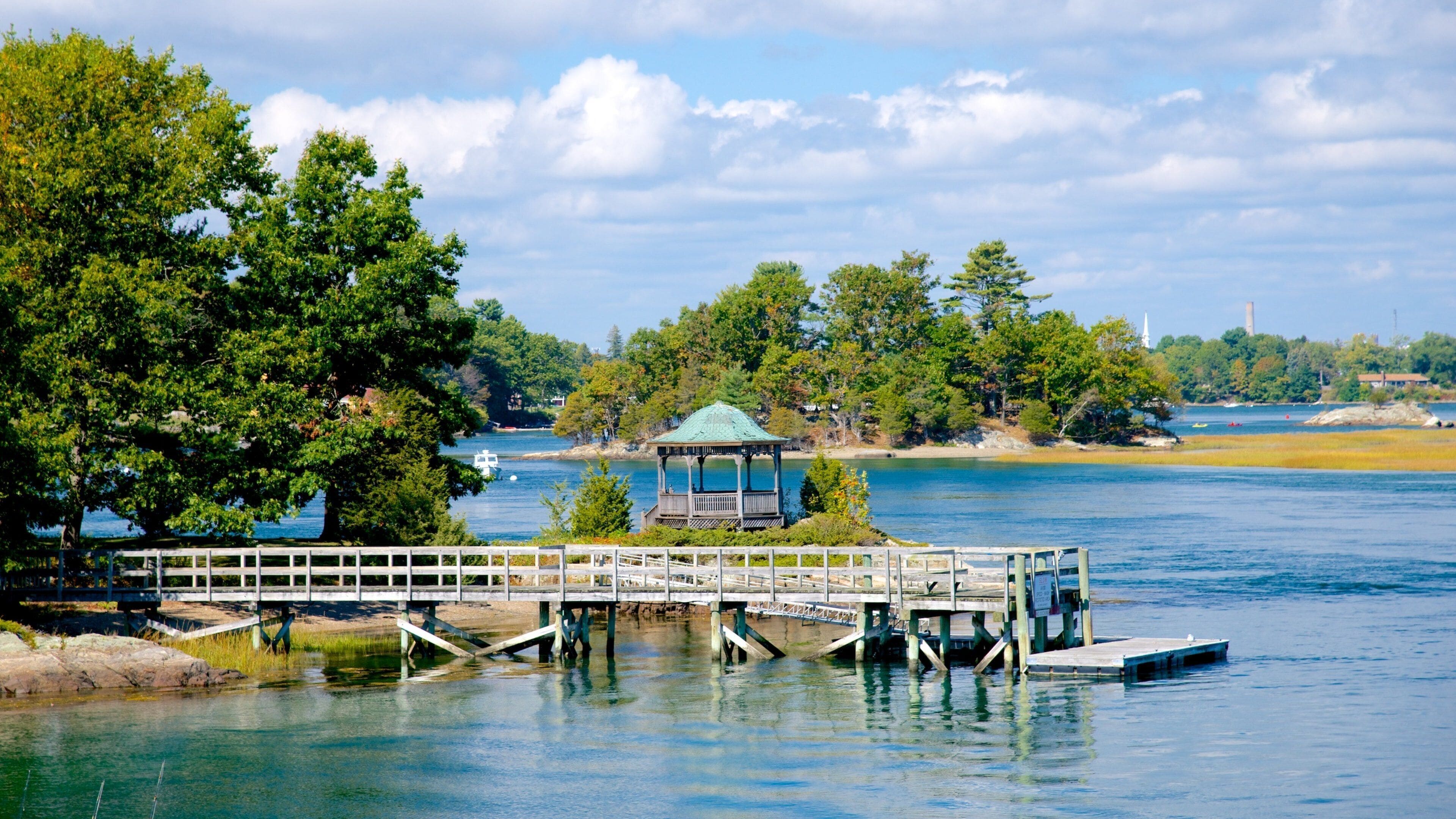 New Castle showing a river or creek
