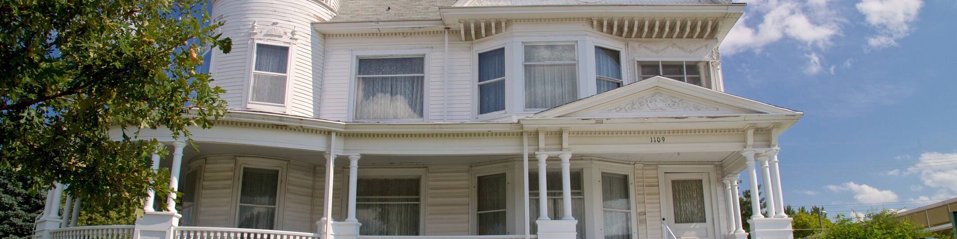 Grand Island showing a house