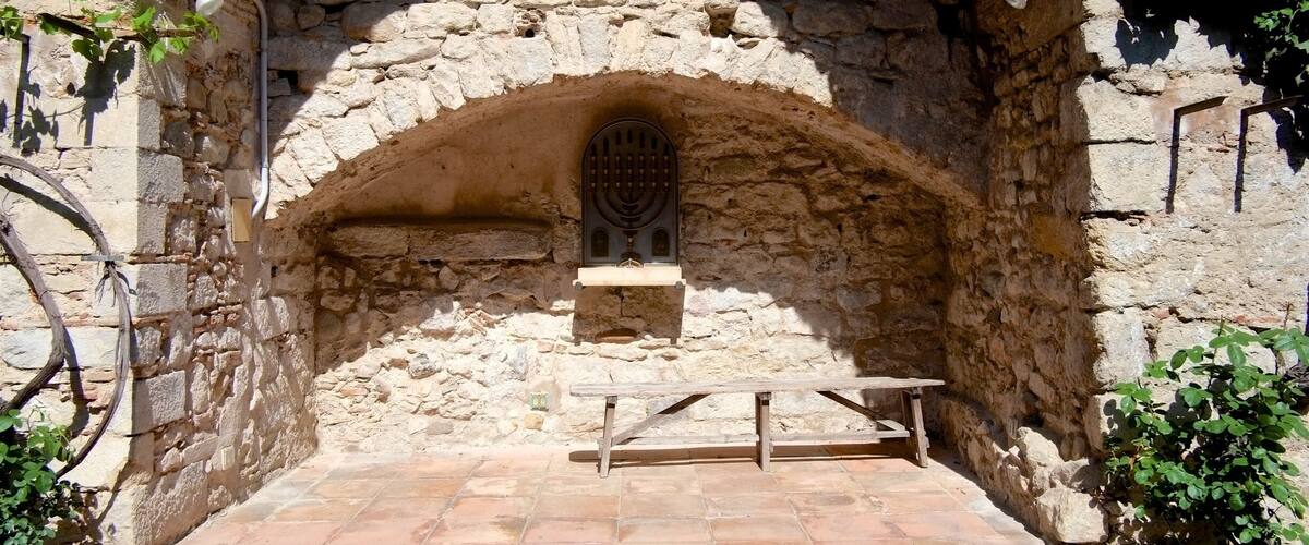 The main aim of the Museum is to preserve and reflect the history of the Jewish communities of Catalonia, which throughout the entire medieval period formed part of, and made a decisive contribution to, the history of the country and its cultural and scientific development.