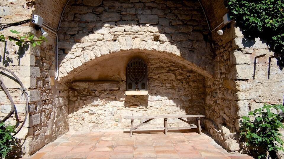 The main aim of the Museum is to preserve and reflect the history of the Jewish communities of Catalonia, which throughout the entire medieval period formed part of, and made a decisive contribution to, the history of the country and its cultural and scientific development.