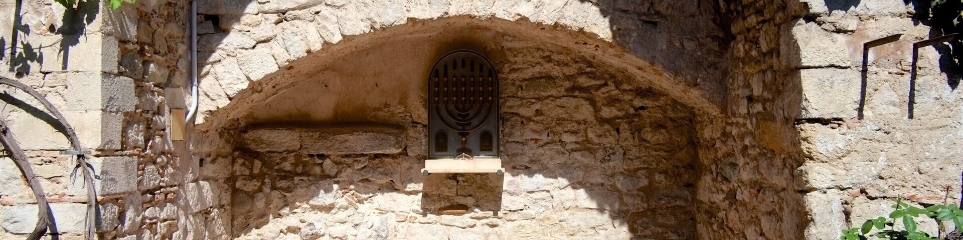 The main aim of the Museum is to preserve and reflect the history of the Jewish communities of Catalonia, which throughout the entire medieval period formed part of, and made a decisive contribution to, the history of the country and its cultural and scientific development.