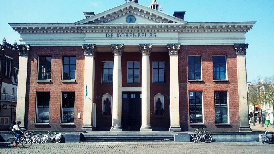 Cool sculptures on the roof of the building -- Mercury, God of Commerce; Neptune, God of the Sea; and Ceres, Goddess of Agriculture.