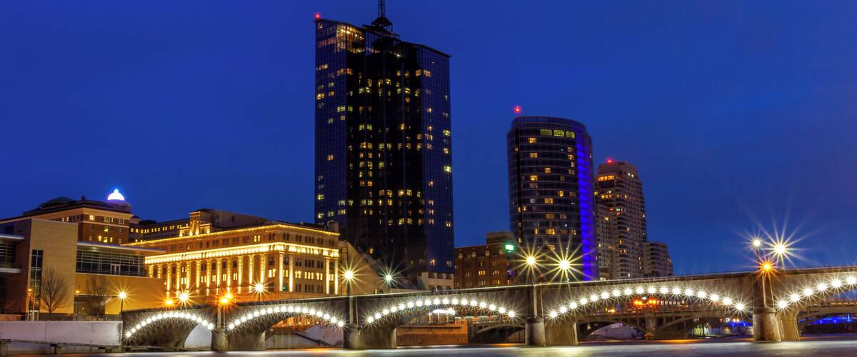 This nice park situation in the heart of downtown Grand Rapids is right by the Gerald R. Ford presidential museum and the Van Andel Public museum and is in walking distance to everything in downtown including restaurants, art galleries, and the infamous Rosa Parks circle which is an amphitheater in the warmer months and a skating rink in the winter.