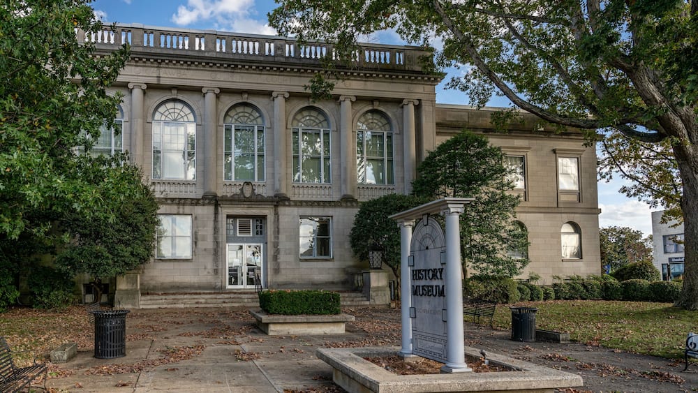 Un bâtiment historique doté de fenêtres en arc de cercle et d’une enseigne indiquant : « Musée d’histoire du comté de Davidson ».