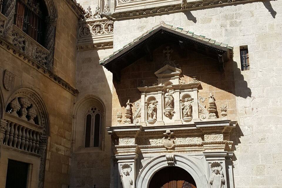 Un bâtiment historique orné de sculptures en pierre et doté d’une grande porte en bois.