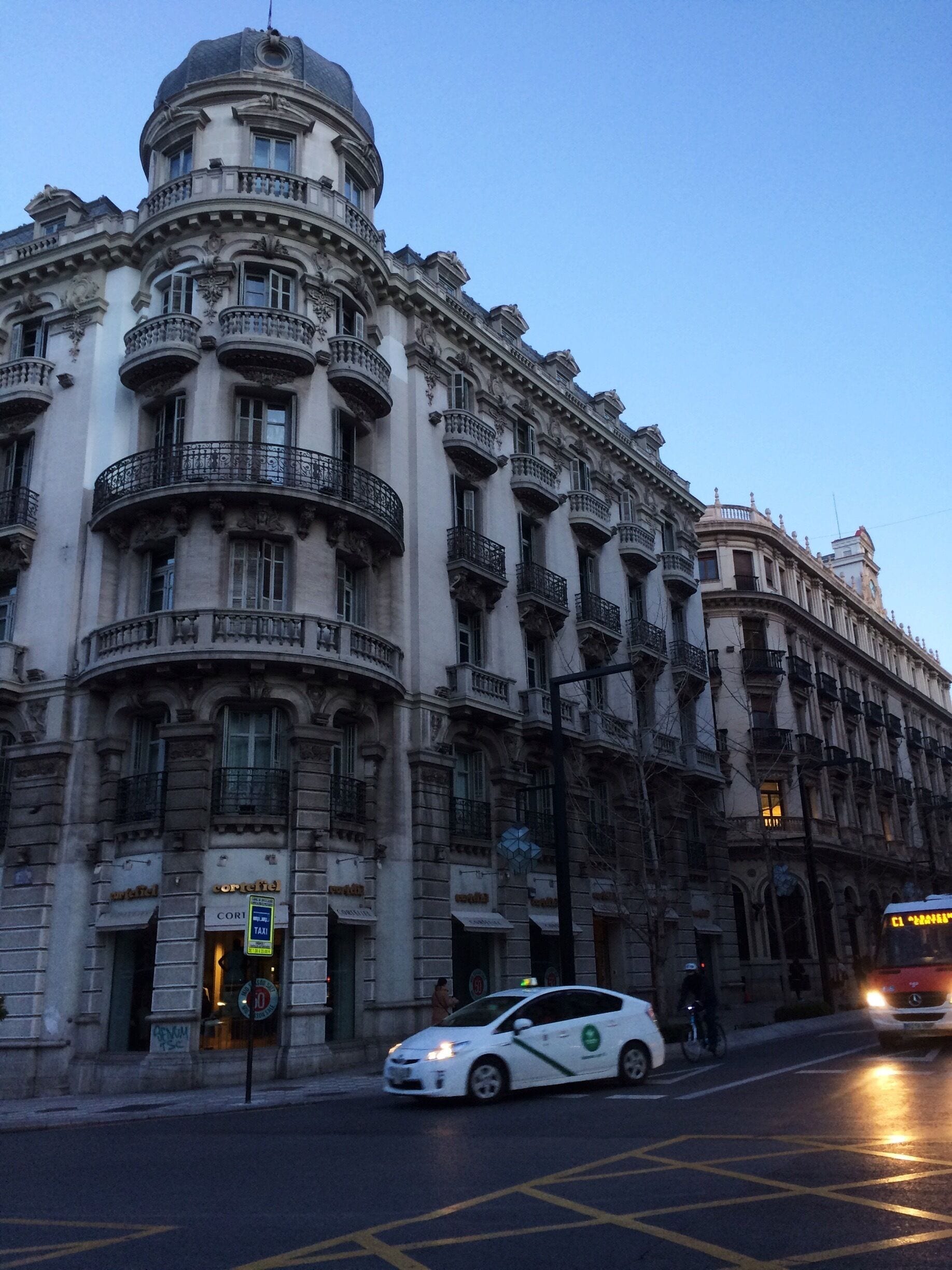 Granada is the perfect place to visit in Spain! The city is filled with things to do like the Alhambra, nightlife, shopping.. And it's only an hour from the coast! #granada 