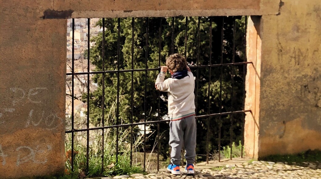 Estando aquí sentado