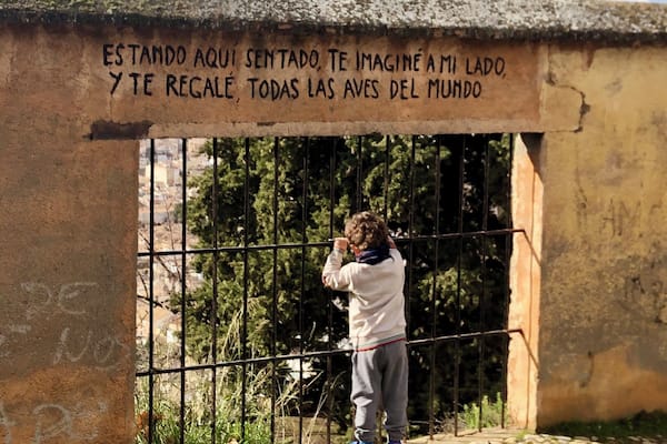 Estando aquĂ sentado