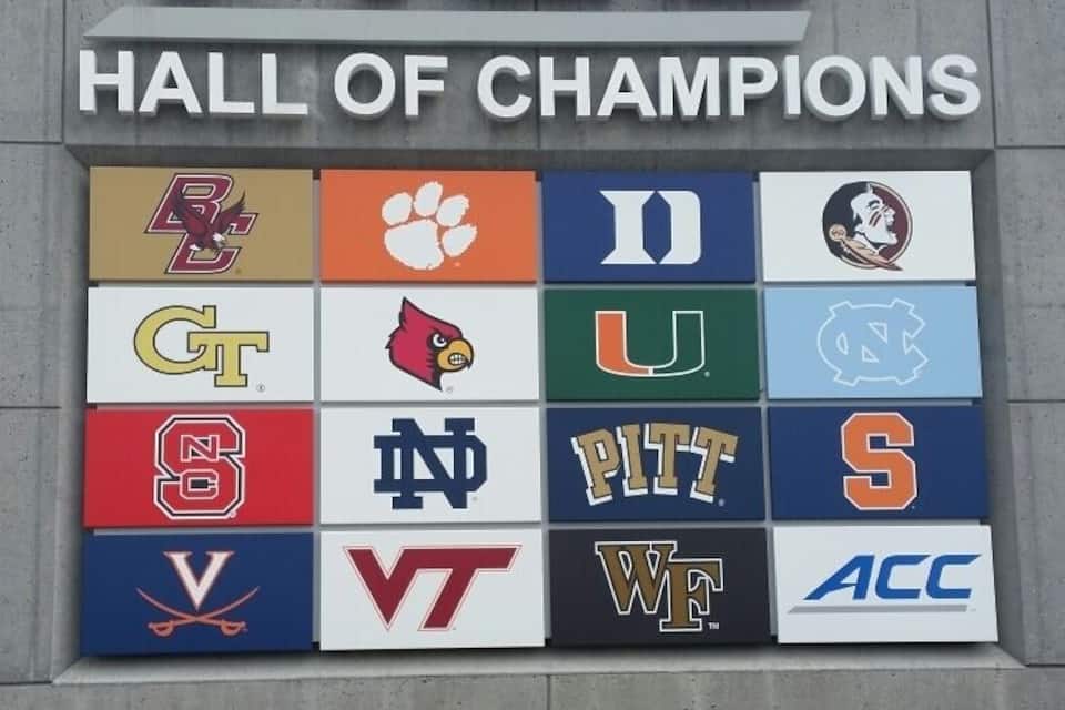 Skylten vid ACC Hall of Champions, som visar logotyperna för olika amerikanska collegefotbollslag.