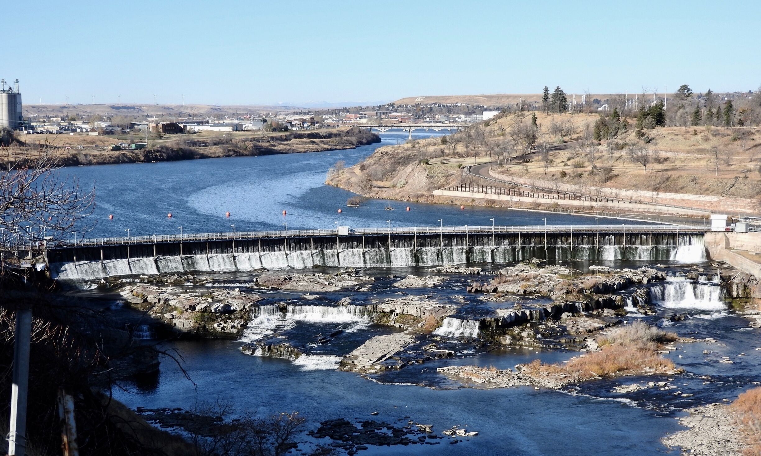 Black Eagle Dam is a hydroelectric gravity weir dam located on the Missouri River in the city of Great Falls, Montana.

#River
#LikeALocal
#AboveItAll