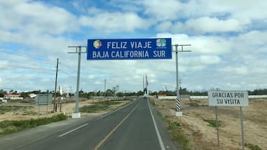 Welcome to Baja California Norte. Thanks for visiting.
#bajacalifornia
#signs
(March 2017)