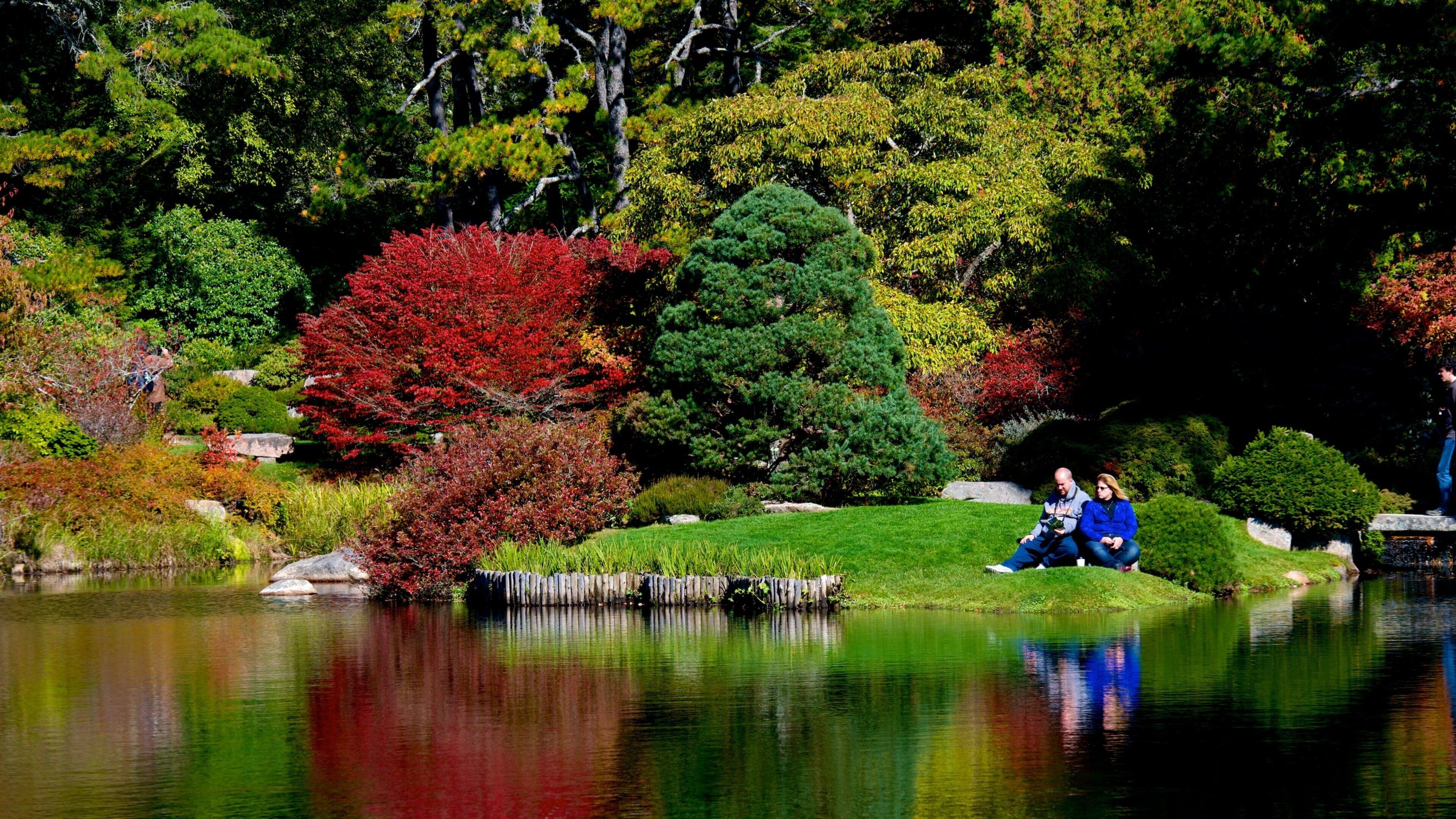 Northeast Harbor có tính năng hồ và công viên