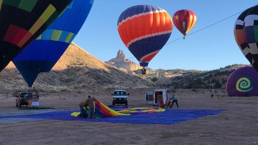 The day after the Albuquerque International Balloon Fiesta ended 39 balloons flew at Red Rock Park. Beautiful morning!🇺🇸