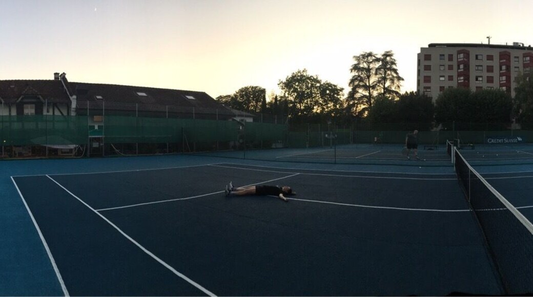 There’s a little bar right on these courts, they serve awesome fondue and are very nice people!