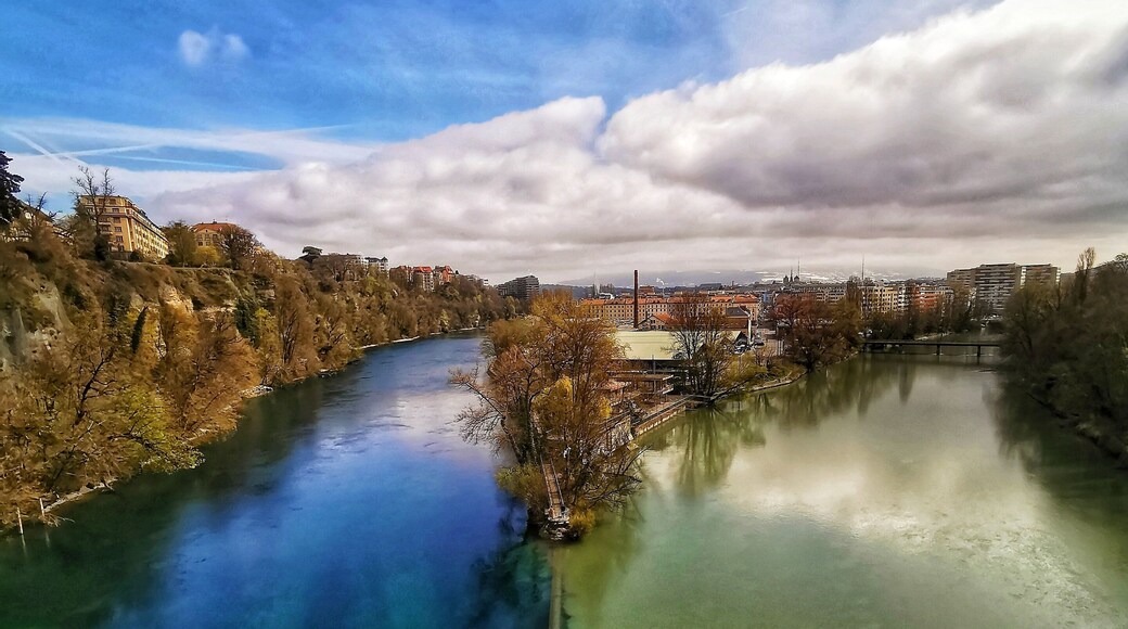 Pointe de la Jonction is the place where rivers The Arve and the Rhone meet up, each river having its own color, a feast to the eyes!