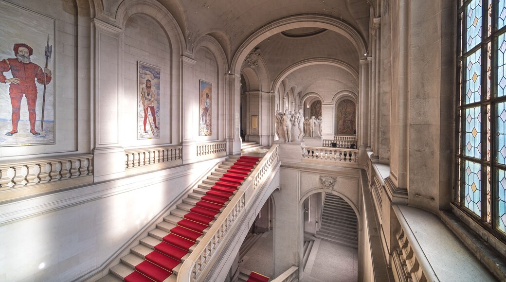 Design: Marc Camoletti, built between 1903 and 1910, financed by Charles Galland.
Once you have climbed the stairs, you can see the over 7000 exhibits on display. #trovember