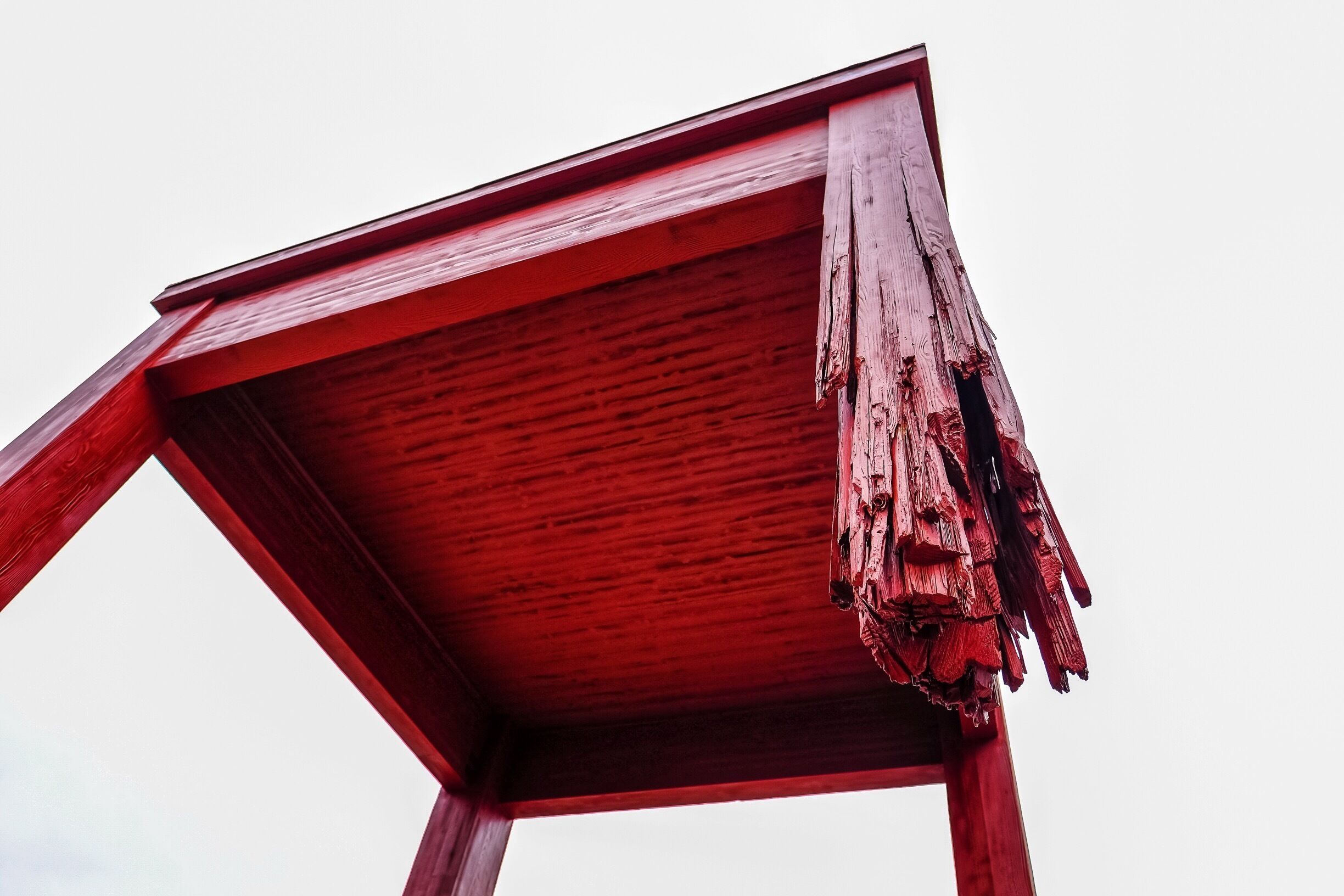 Giant broken chair sculpture next the the UN as a symbol of opposition to land mines