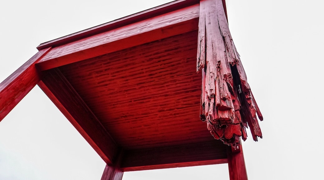 Giant broken chair sculpture next the the UN as a symbol of opposition to land mines