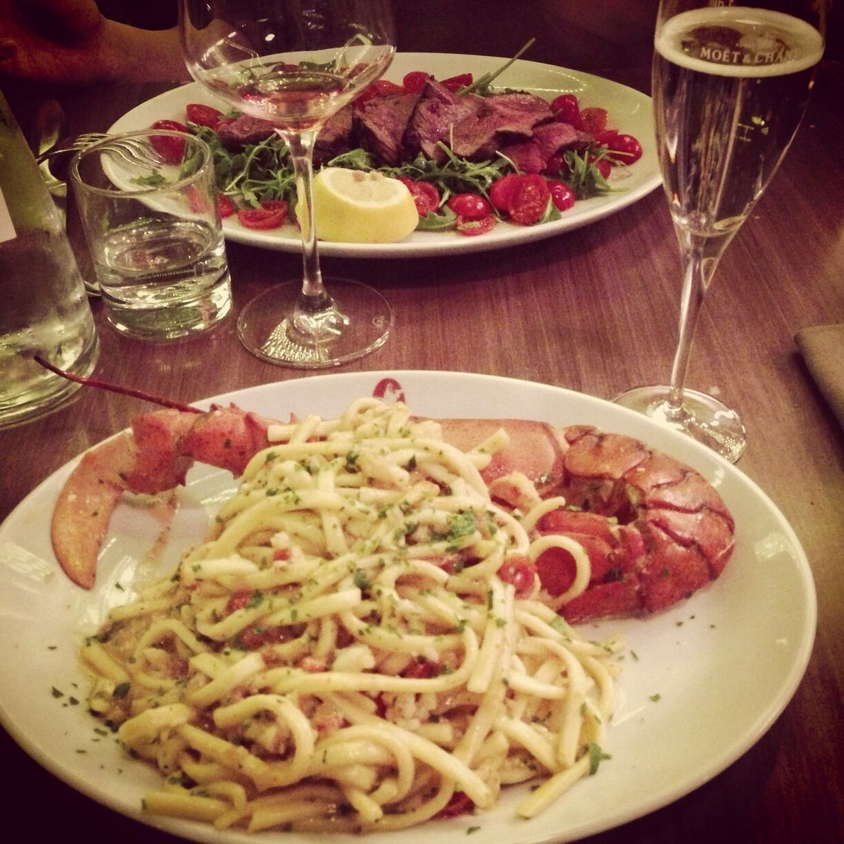 Very nice restaurant, delicious italian food. Highly recommended when travelling to Geneva, Suisse.