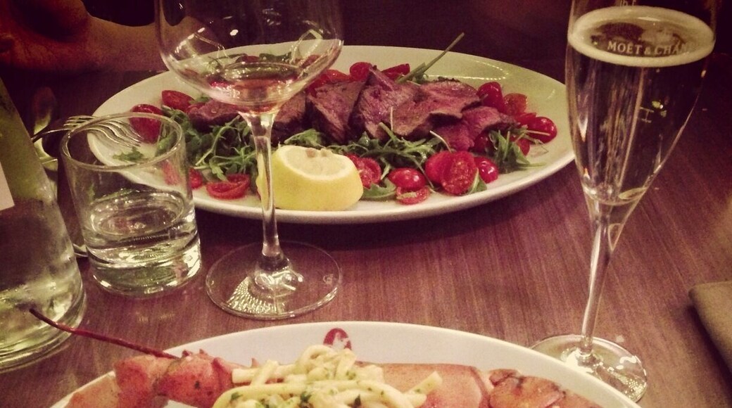 Very nice restaurant, delicious italian food. Highly recommended when travelling to Geneva, Suisse.