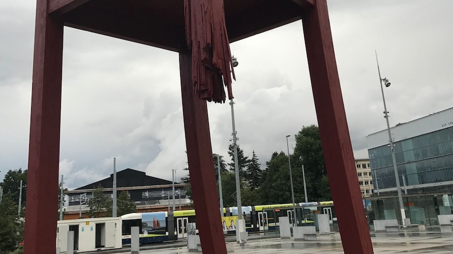 ‘Broken Chair’ on Place des Nations, Geneva, Switzerland 🇨🇭 can be found opposite the United Nations building. I found this sculpture very moving and very much worth a visit. The giant chair with its broken leg was made by Daniel Berset and constructed by carpenter Louis Genève. It symbolises opposition to land mines and cluster bombs.
