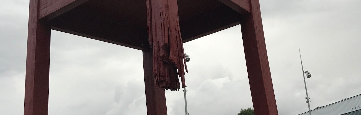 ‘Broken Chair’ on Place des Nations, Geneva, Switzerland 🇨🇭 can be found opposite the United Nations building. I found this sculpture very moving and very much worth a visit. The giant chair with its broken leg was made by Daniel Berset and constructed by carpenter Louis Genève. It symbolises opposition to land mines and cluster bombs.