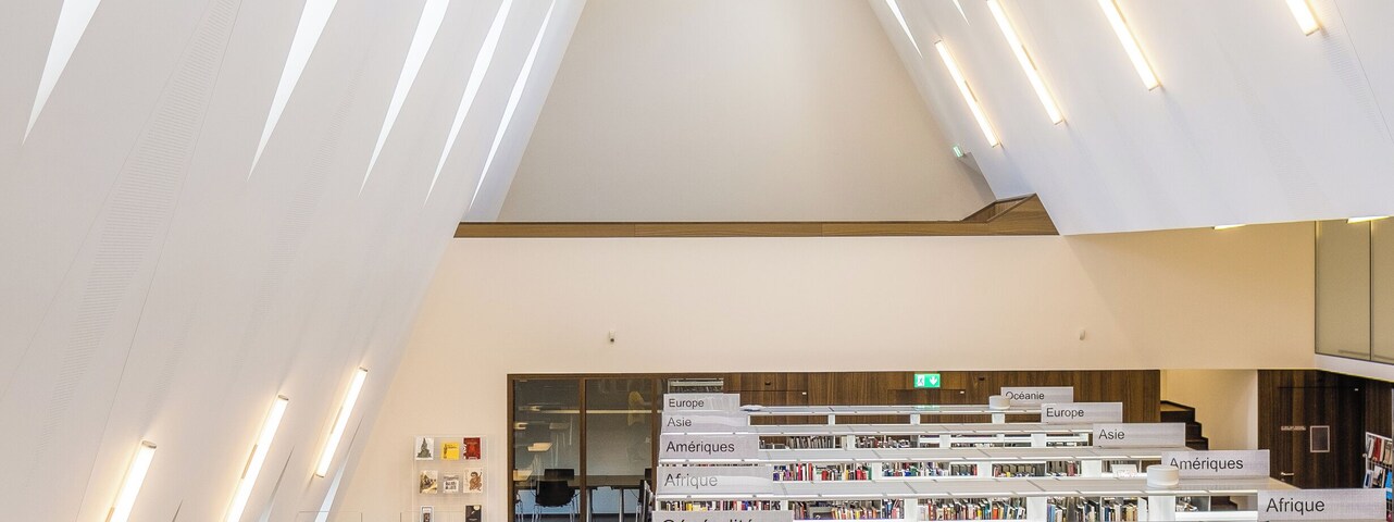 Marie-Madeleine Lancoux library, Musée d’ethnographie de Genève. Located in the triangular vault of the building’s attic, with natural light flowing in through the diamond-shaped windows, this library feels like a church-like space. Over 9000 items are accessible (out of a collection of 60000 documents) and it even features 16000 hours of ethnic and traditional music. #trovember