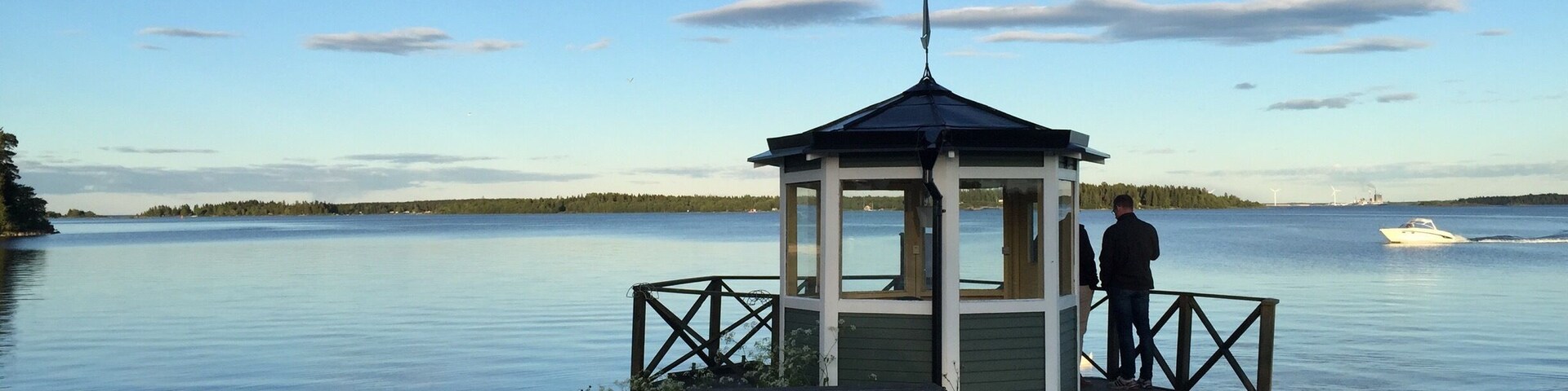 Nice place next to the marina. Take time to have a dinner ;)