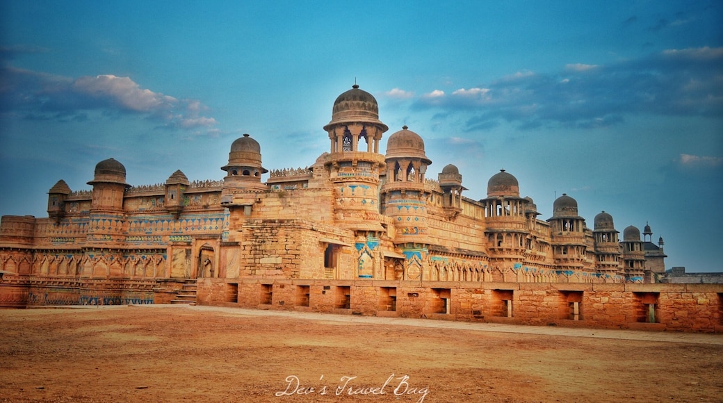 Commissioned in 15th century by the King Man Singh Tomar, this magnificent fort has seen many ups and downs.
.
From Man Singh to Mughals, then the Great Marathas followed by British rule and finally Scindias who restored the beauty of this palace and today it proudly glorifies its history.
.
I was so lucky that during my stay, I got the opportunity to live inside this fort. When my friend told me that he had arranged my stay in this stunning fort, I was like "Hey dude, are you serious?".
------------------------ ----
.
.
.
.
.
.
.
.
#indiaclicks #yourshotphotographer #NGTDailyShot #Natgeotravel #sidthewanderer #Beautifuldestinations #LonelyPlanetIndia #indiaclicks #theweekoninstagram #indiapictures #storiesofindia
#IncredibleIndia #_soi #igramming_india #indiatravel #travelrealindia #Lifewelltravelled #travelbug #traveladdict #travellife #travels #travelgram #instatravel #instatraveling #instapassport #travelblog #travelblogger #passionpassport #ilovetravel
#Mponmymind #Magnificentmp
#troveron #troveontuesday #goldenhour #sunrise #Lifeatexpedia