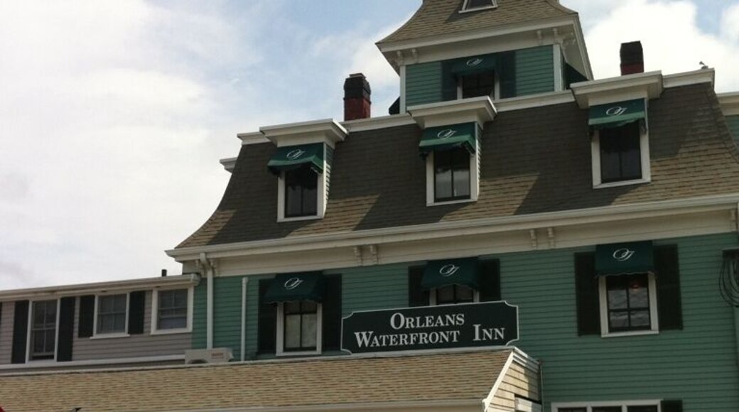 Established in 1875. Kid friendly (chix fingers came out fast). Good service. Tasty Boston Red beer on tap. Yummy Bacon wrapped scallops appetizers. Eating on the waterfront deck recommended.