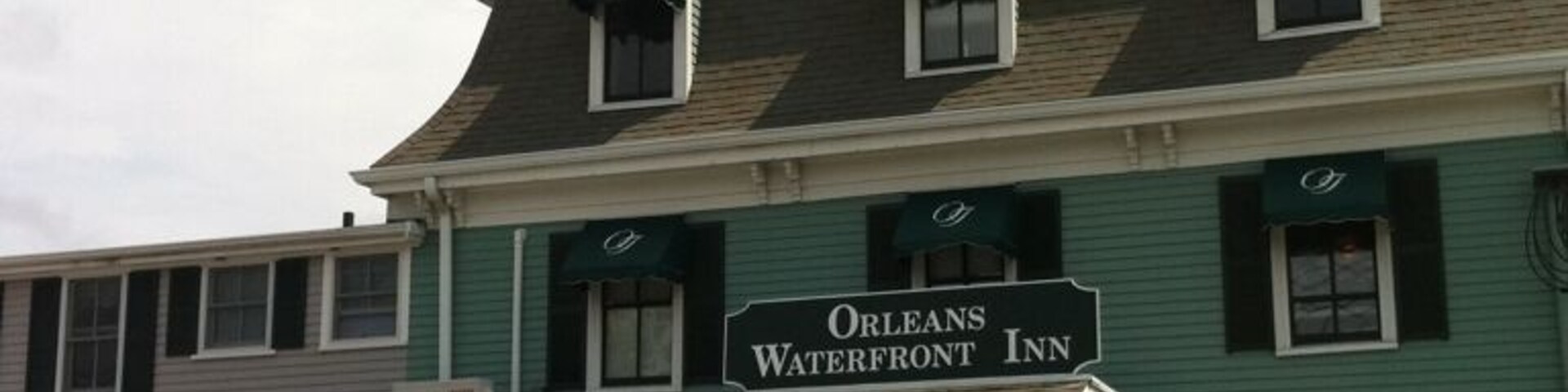 Established in 1875. Kid friendly (chix fingers came out fast). Good service. Tasty Boston Red beer on tap. Yummy Bacon wrapped scallops appetizers. Eating on the waterfront deck recommended.