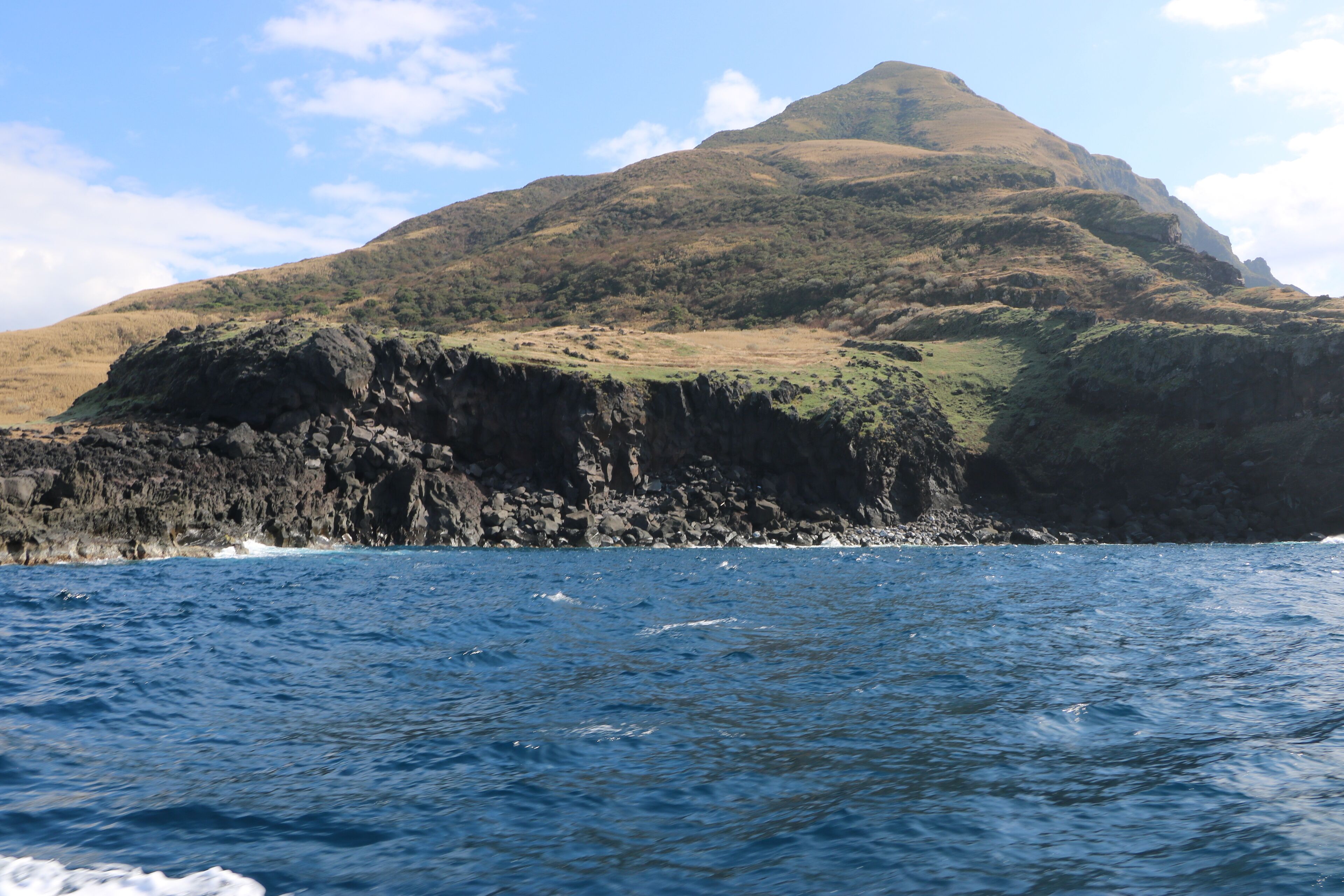 八丈小島南西側断崖（東京都八丈町）