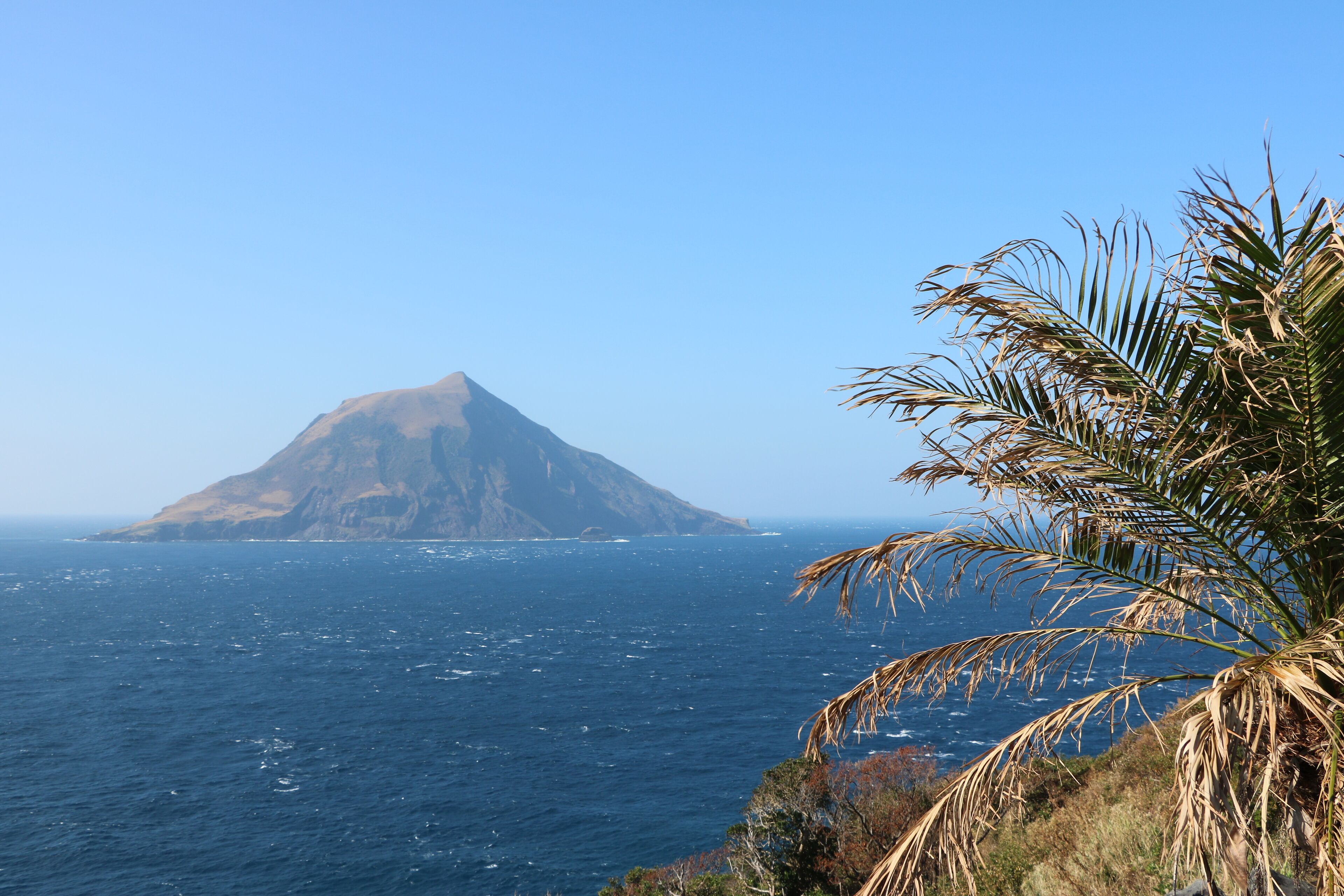 八丈島西岸から遠望した八丈小島。