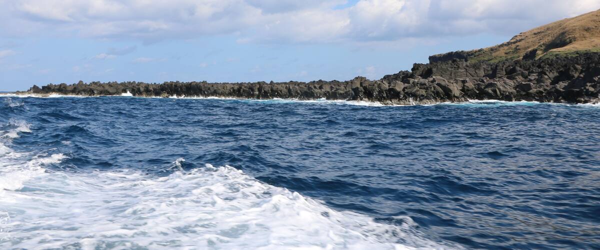 八丈小島鳥打地区熔岩地帯を海上から望む(東京都八丈町)