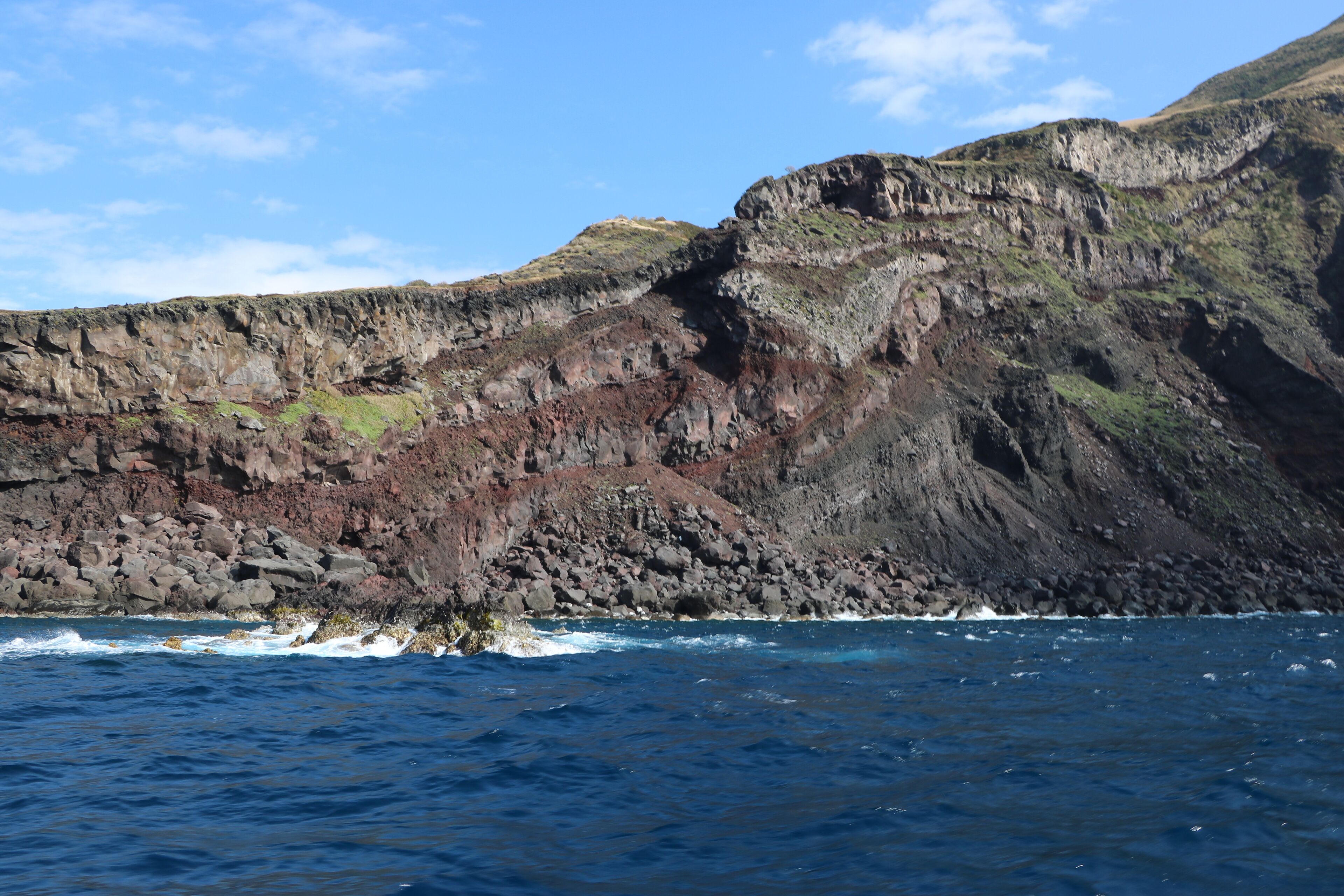 八丈小島南西側断崖（東京都八丈町）