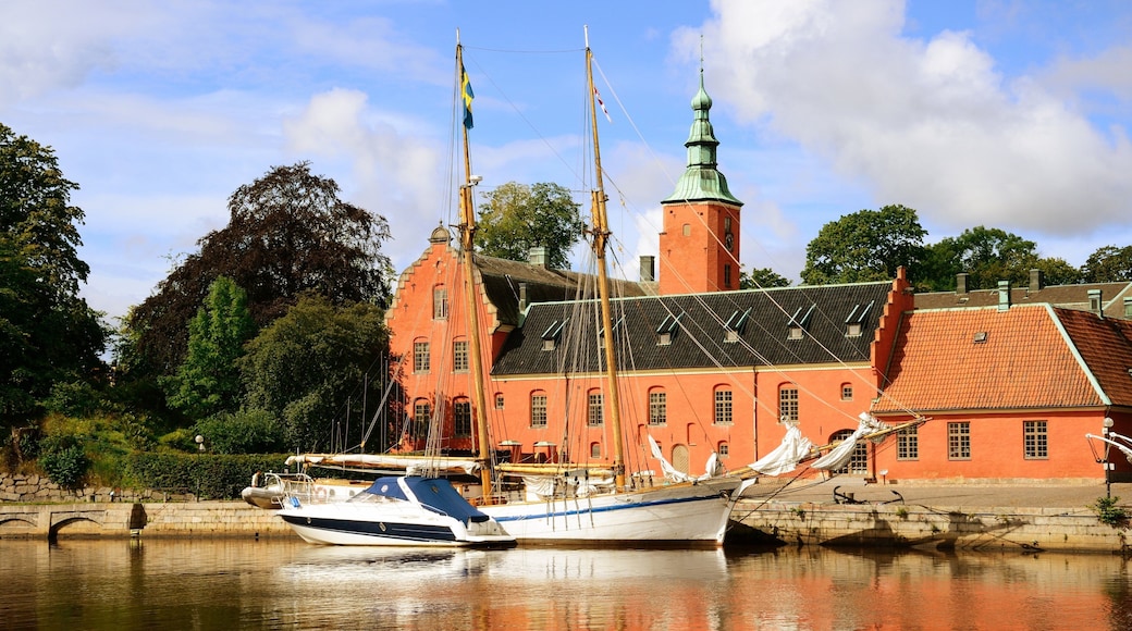 Halmstad presenterar båtkörning, en å eller flod och en liten stad eller by