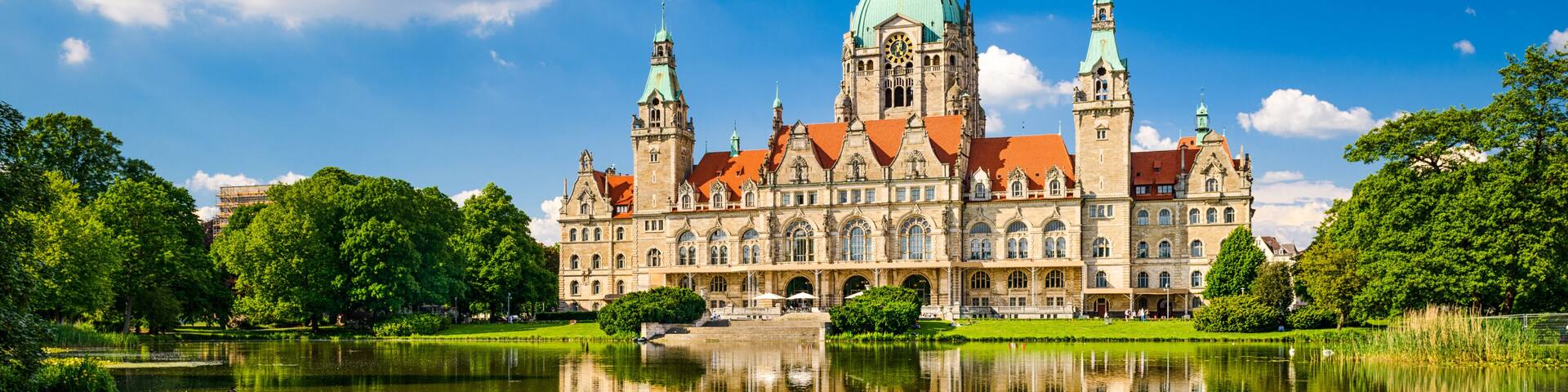 Rathaus Hannover mit Spiegelung im Maschteich
