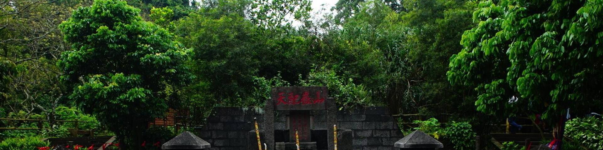 An old praying place before accessing to the vulcan hole. A mystic atmosphere there...