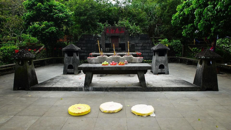 An old praying place before accessing to the vulcan hole. A mystic atmosphere there...