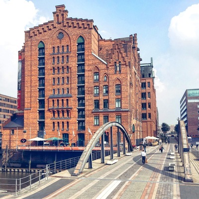 This warehouse turned into a museum and belongs to the UNESCO world heritage ensemble of the old warehouse district of Hamburg, Germany, called "Speicherstadt". In these buildings the merchants of Hamburg used to store coffee, tea, spices & goods from around the world. Today they house hotels, museums, start-up companies and creative agencies. #stunningstructures #warehousearchitecture #hamburg #unesco #worldheritage #germany