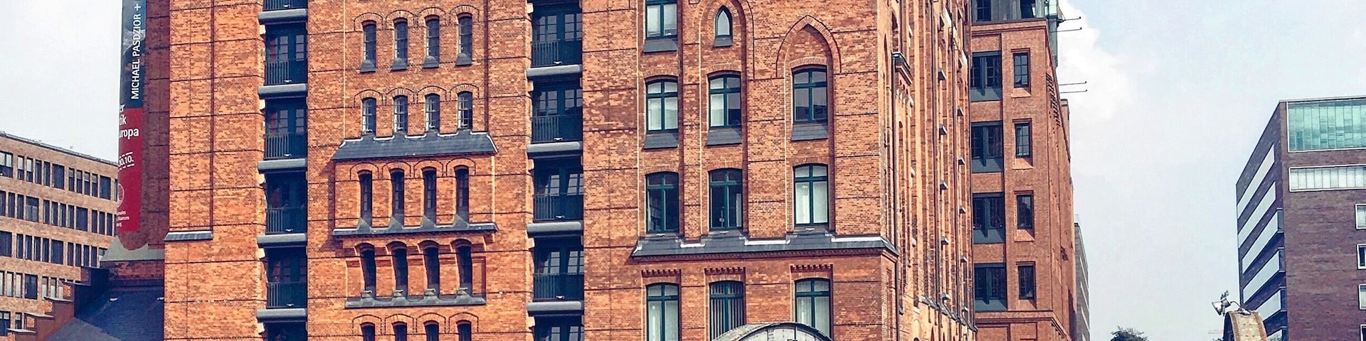 This warehouse turned into a museum and belongs to the UNESCO world heritage ensemble of the old warehouse district of Hamburg, Germany, called "Speicherstadt". In these buildings the merchants of Hamburg used to store coffee, tea, spices & goods from around the world. Today they house hotels, museums, start-up companies and creative agencies. #stunningstructures #warehousearchitecture #hamburg #unesco #worldheritage #germany