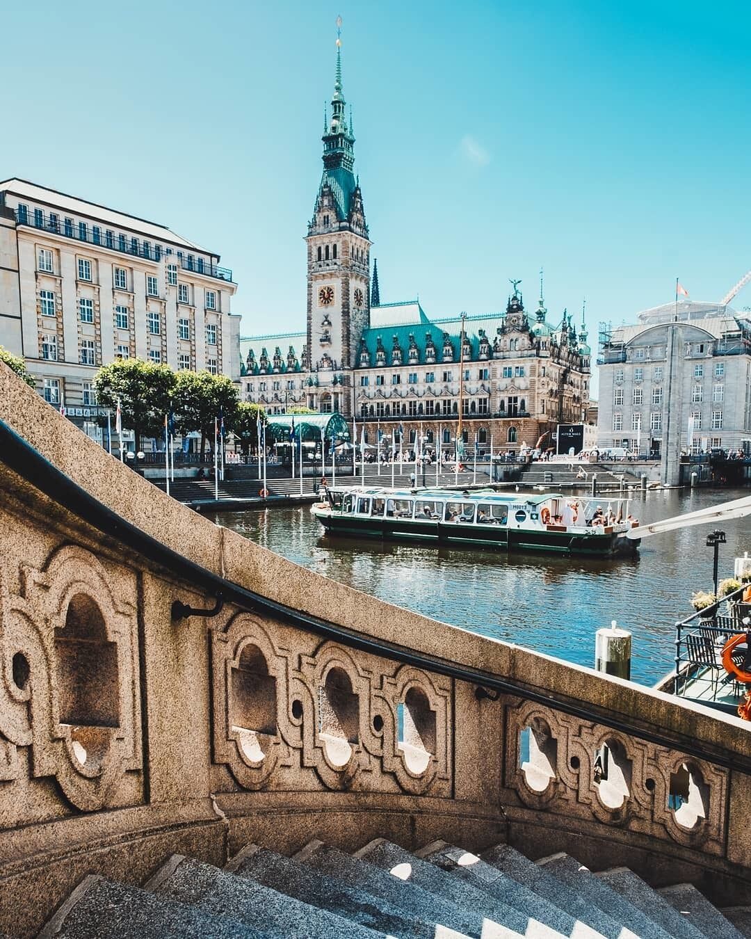 Hamburg City Hall Seen from the Jungfernstieg, with one of its famous river boats on an amazingly day! 

#bvs #bvscities #hamburg #jungfernstieg #rathaus #barkasse #deutschland #golden 