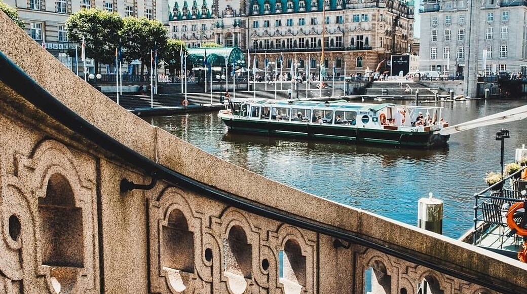 Hamburg City Hall Seen from the Jungfernstieg, with one of its famous river boats on an amazingly day!
#bvs #bvscities #hamburg #jungfernstieg #rathaus #barkasse #deutschland #golden