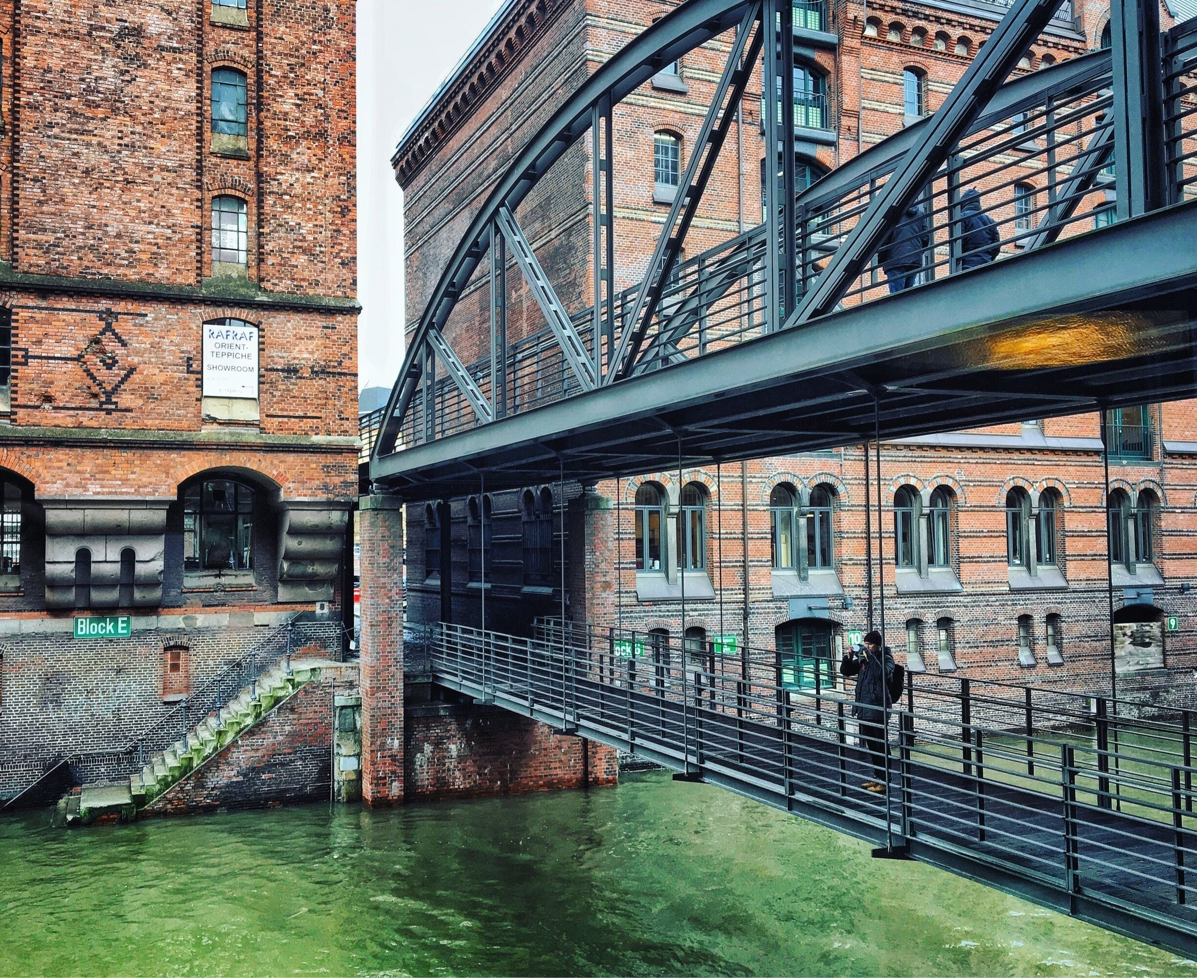 Inside Hamburg's old warehouse district with its many canals and bridges. I think, Donna Leon should locate her next crime novel here instead of in Venice! 😊 #stunningstructures #hamburg #speicherstadt #worldheritage